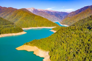Mavi gölün güzel manzarası, orman, insansız hava aracından dağlar.