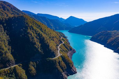 Mavi göllerin ve yeşil ormanların hava aracı görüntüsü. Güzel yaz manzarası