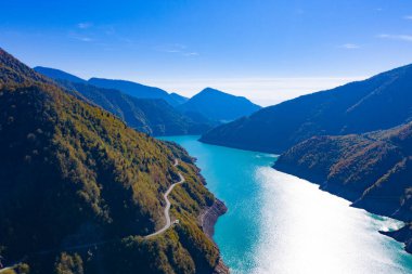 Mavi göllerin ve yeşil ormanların hava aracı görüntüsü. Güzel yaz manzarası