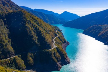 Mavi göllerin ve yeşil ormanların hava aracı görüntüsü. Güzel yaz manzarası