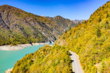 Güneydoğu Asya 'daki nehrin güzel doğal manzarası. Arka planda dağlar olan tropikal yeşil orman, hava manzaralı insansız hava aracı.
