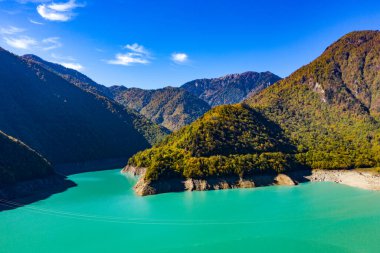 Mavi göllerin ve yeşil ormanların hava aracı görüntüsü. Güzel yaz manzarası