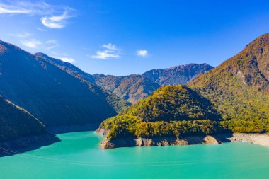 Mavi göllerin ve yeşil ormanların hava aracı görüntüsü. Güzel yaz manzarası
