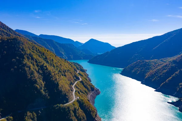 Mavi göllerin ve yeşil ormanların hava aracı görüntüsü. Güzel yaz manzarası
