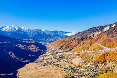 Tipik kule evleri olan Mestia köyünün havadan görünüşü