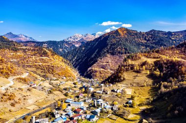 Dağlardaki şehir, sonbahar ormanı manzarası İHA 'dan