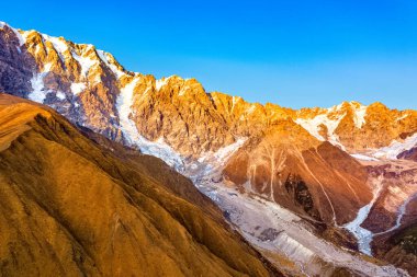 Dağlar arasındaki nehir İHA 'dan görünüyor.
