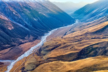 Dağlar arasındaki nehir İHA 'dan görünüyor.