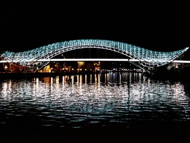Gece Tiflis 'te Barış Köprüsü