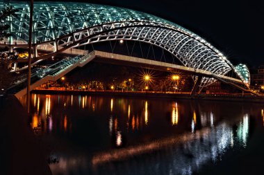 Gece Tiflis 'te Barış Köprüsü