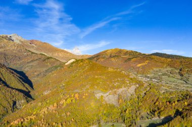 Günbatımında sonbahar ormanlarının en üst manzarası.