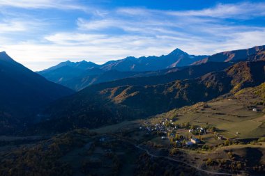Günbatımında sonbahar ormanlarının en üst manzarası.
