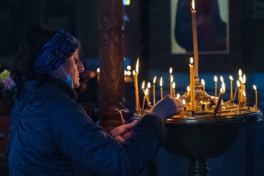 Batumi, Gürcistan - 7 Nisan 2021: Ortodoks Kilisesi 'nde İnsanlar, Annunciation Festivali