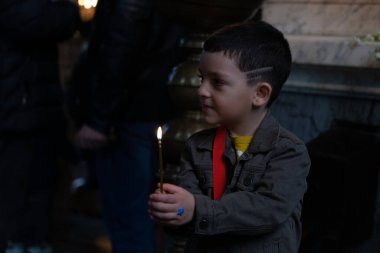 Batumi, Georgia - 7 Nisan 2021: Tapınakta mumu olan çocuk
