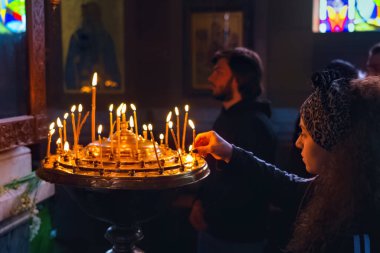 Batumi, Gürcistan - 7 Nisan 2021: Ortodoks Kilisesi 'nde İnsanlar, Annunciation Festivali