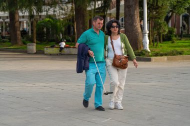 Batumi, Georgia - 7 Nisan 2021: parkta bir erkek ve bir kadın birbirlerine sarılıyorlar.