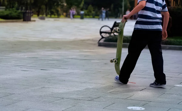 Ragazzo Cavallo Uno Skateboard Nel Parco — Foto Stock