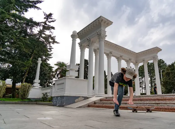 Batumi Georgia April 2021 Jongen Een Skateboard Het Park — Stockfoto