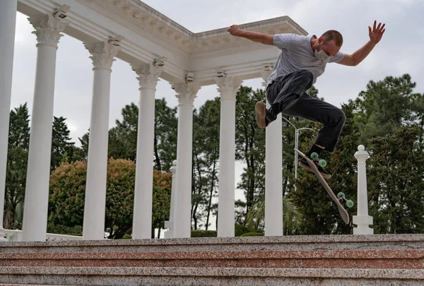 Batumi Georgia April 2021 Jongen Een Skateboard Het Park — Stockfoto