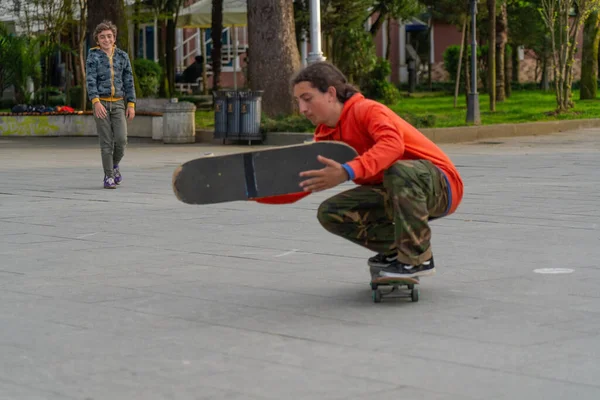 Batumi Georgia April 2021 Jongen Een Skateboard Het Park — Stockfoto