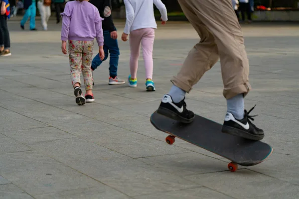 Menino Montando Skate Parque — Fotografia de Stock