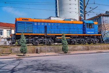 Batumi, Gürcistan - 07 Nisan 2021: Dizel lokomotif yuvarlanan stokları taşıyor