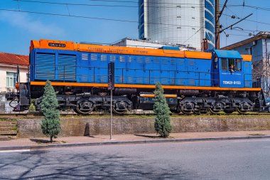 Batumi, Gürcistan - 07 Nisan 2021: Dizel lokomotif yuvarlanan stokları taşıyor