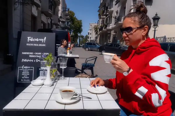 Batumi Georgia April 2021 Meisje Drinkt Koffie Een Café Straat — Stockfoto