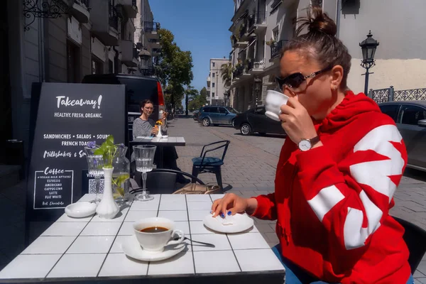 Batumi Georgia April 2021 Meisje Drinkt Koffie Een Café Straat — Stockfoto