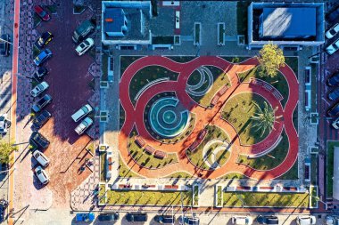 Kırmızı halı drone görünümlü park