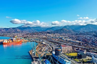 Gürcistan, Batumi 'nin arka planındaki liman ve dağların havadan görünüşü