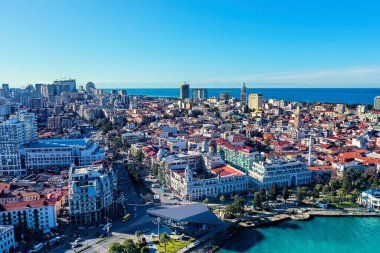 Güneşli yaz mevsiminde insansız hava aracıyla yapılan güzel Batumi 'nin hava görüntüsü
