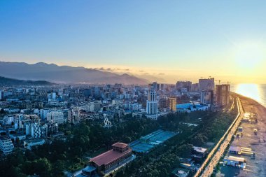Güneşli yaz mevsiminde insansız hava aracıyla yapılan güzel Batumi 'nin hava görüntüsü