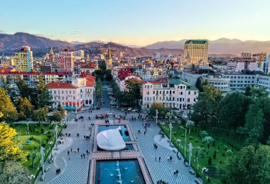 İHA 'nın park manzarasında şarkı söyleyen çeşme