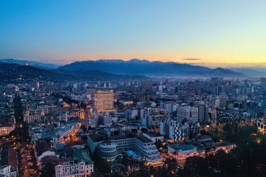 İHA, Adjara, Georgia 'dan gece şehri Batumi' nin panoraması.