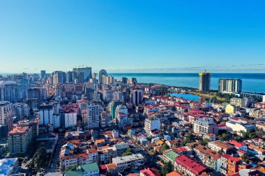 Batumi, Georgia 'nın panoramik manzarası. Batumi 'nin merkezi, gezinti güvertesi ve plaj manzarası
