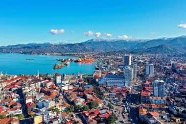 Batumi, Georgia 'nın panoramik manzarası. Batumi 'nin merkezi, gezinti güvertesi ve plaj manzarası