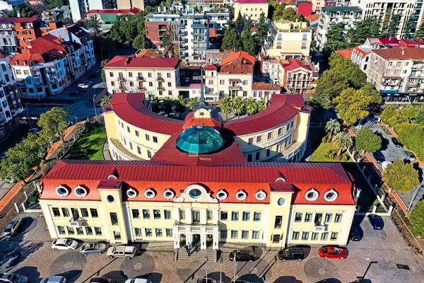 Budynek Czerwonym Dachem Ulice Batumi — Zdjęcie stockowe