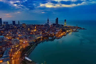 Şehir ışıkları arka planda güzel bir günbatımının