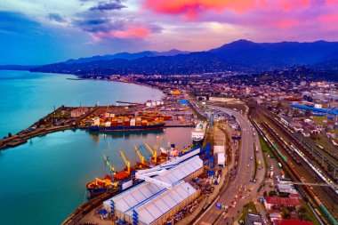 Güzel bir günbatımının arka planına karşı liman