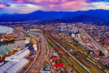 Güzel bir günbatımının arka planına karşı liman