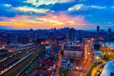 Şehir ışıkları arka planda güzel bir günbatımının