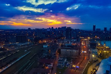 Şehir ışıkları arka planda güzel bir günbatımının