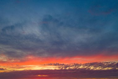 İnsansız hava aracından güzel turuncu gün batımı görüntüsü