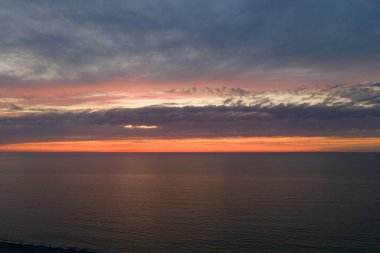 İnsansız hava aracından güzel turuncu gün batımı görüntüsü