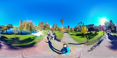 Batumi, Georgia - 7 Mart 2021: 360 Parkta yürüyen bir adam