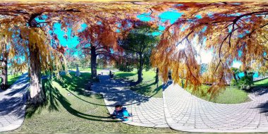 Batumi, Georgia - 7 Mart 2021: 360 Parkta yürüyen bir adam