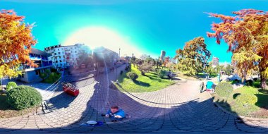Batumi, Gürcistan - 7 Mart 2021: 360 VR Man sonbahar parkında fotoğraf çekiyor