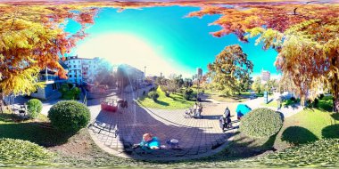 Batumi, Gürcistan - 7 Mart 2021: 360 VR Man sonbahar parkında fotoğraf çekiyor