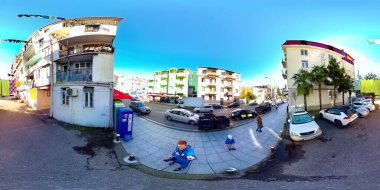 Batumi, Georgia - 7 Mart 2021: 360 Bir adam şehrin sokaklarında fotoğraf çekiyor.